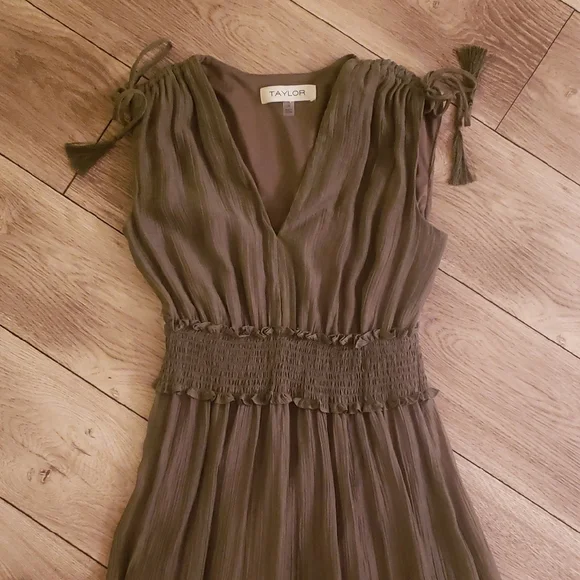 Elegant Olive Green Women's Dress - Picture 3 of 3